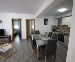 Apartmán na prvom poschodí s prislúchajúcim dvorom