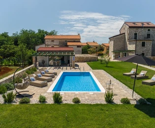 Istria, Umag, auténtica casa de piedra istriana 260 m², rodeada de vegetación, jardín 1349 m²