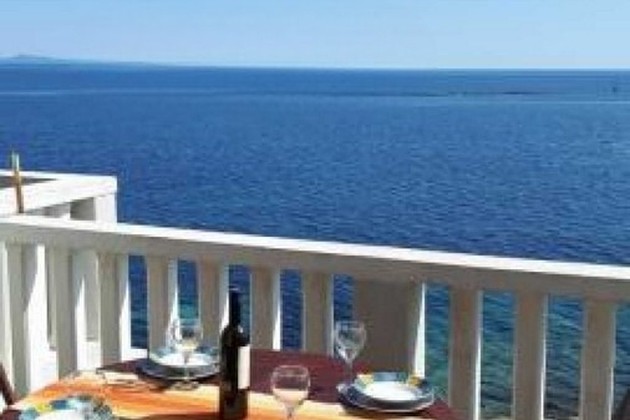 Wunderschönes Haus direkt am Meer mit drei Wohnungen steht zum Verkauf