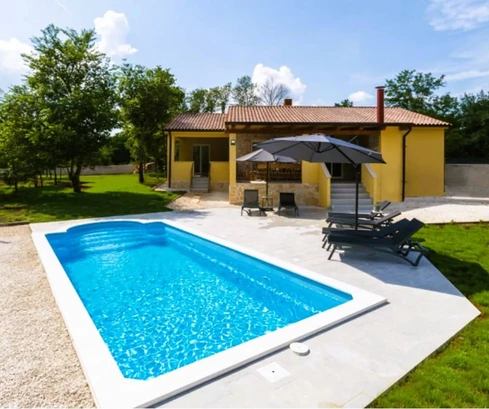 Casa a un piano con piscina in vendita vicino a Gimino in Croazia