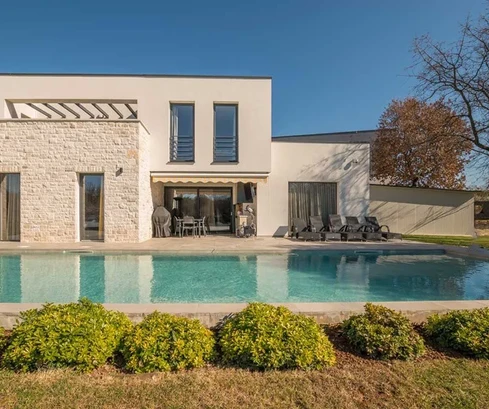 <p>Exquisita villa de 4 dormitorios con diseño moderno cerca del centro de Poreč</p>