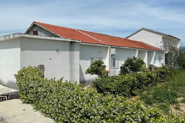 Trogir, Divulje, prízemie 161 m2 so záhradou 485 m2, 700 m od mora