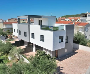 Vodice - Dvoetažni stan S1 s vrtom, samo 150 m od plaže