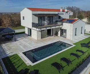 Sveti Lovreč – Elegantní vila v klidné istrijské vesnici