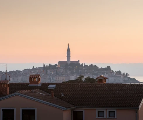 Geräumige Wohnung in einem neuen Gebäude mit Meerblick, Rovinj, ISTRIEN