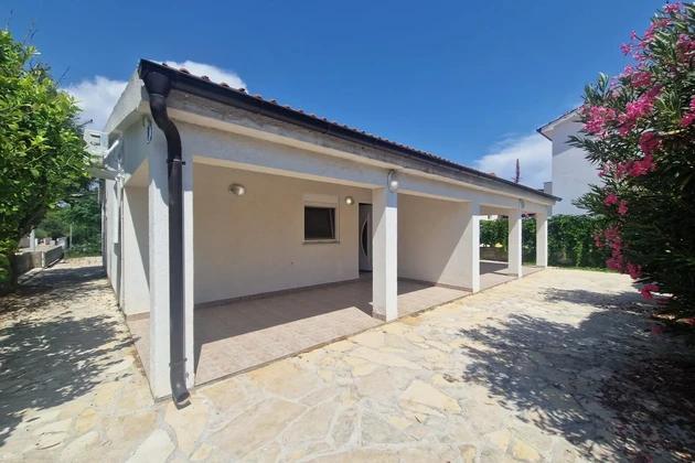 Vir, casa con dos apartamentos, 6 dormitorios y un gran jardín privado