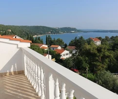 Krk, Omišalj, maison avec cinq appartements, à 200 m de la mer