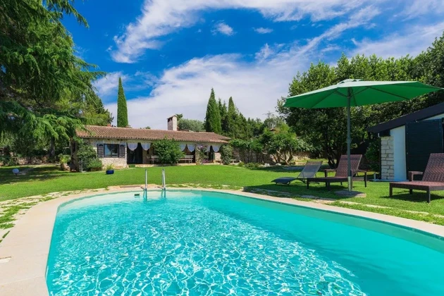 Piękna nieruchomość z domem i trzema bungalowami, 250 m od morza, Umag, ISTRIA