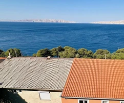 Senj, dom o powierzchni 200 m² z dwoma oddzielnymi apartamentami w doskonałej lokalizacji blisko morza