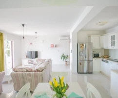 Maison au bord de la piscine disponible dans un quartier calme de Plano en Croatie