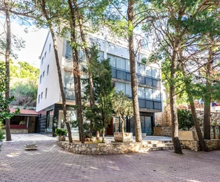 Villa di lusso con appartamenti in vendita a Dugi Rat in Croazia