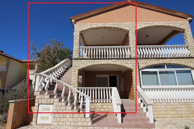 Semi-detached house with two beautiful separate apartments 50 meters from the sea