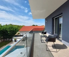 Modern villa medencével eladó Ližnjanban Horvátországban