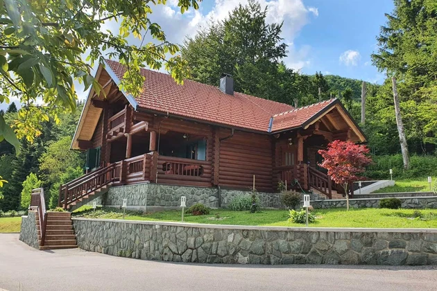 Elbűvölő, fából épült villa Skradban eladó Horvátországban