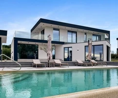 Nowoczesna willa z basenem otoczona zielenią i widokiem na morze, Istria, Poreč