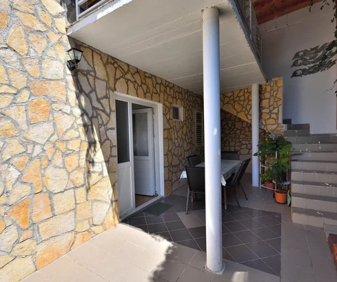 Vodice - Radový dvojposchodový dom s vedľajšou budovou