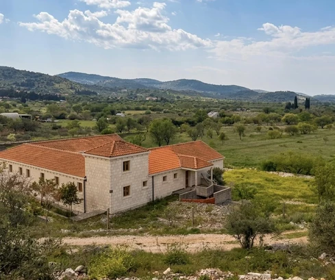 Brač, Nerežišća, une villa en pierre sur un terrain spacieux de 28 122 m²