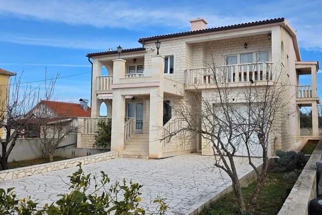 Primošten, Supljak, casa independiente de 400 m2 con gran sótano y 2 apartamentos