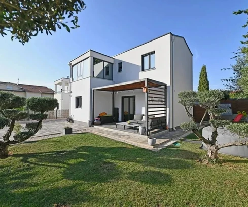 Istria, Poreč – smart home with garden and jacuzzi