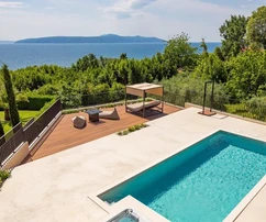 Villa nuova con piscina su una scogliera, in prima fila sul mare, Istria, Opatija