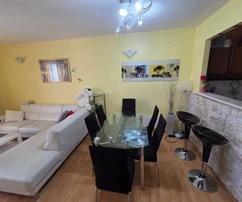 Trogir, cómodo apartamento de dos dormitorios 67 m², 3er piso, listo para entrar a vivir inmediatamente
