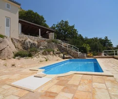 VILLA CON PISCINA Y VISTAS PANORÁMICAS AL MAR, EN UNA UBICACIÓN ATRACTIVA!