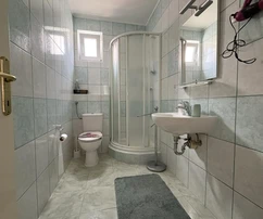 Casa de cinco apartamentos disponible para la compra en Vodice, Croacia