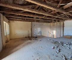 ANTIGUA CASA ADOSADA DE PIEDRA CON RENOVACIÓN INICIADA, PRIMERA LÍNEA DE MAR.