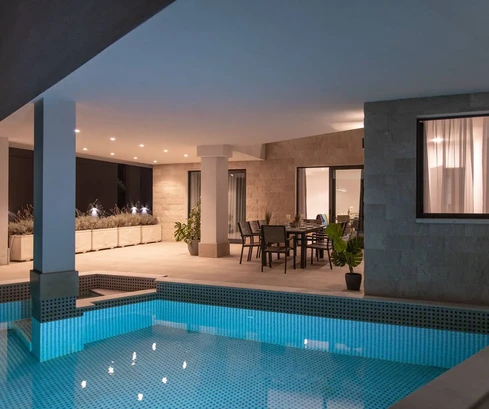 Villa spacieuse à vendre à Okrug avec piscine en Croatie