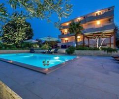 Tágas villa apartmanokkal és medencével eladó Horvátországban