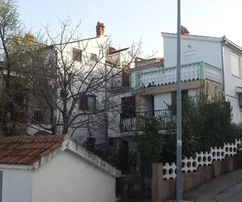 Čiovo, Okrug G., Familienhaus auf 3 Etagen, 120 m vom Meer entfernt