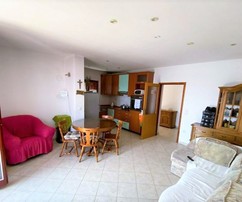 An der ruhigen Riviera von Omiš steht ein Haus direkt am Meer zum Verkauf