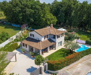 Una casa con piscina in vendita in un tranquillo villaggio vicino a Parenzo in Croazia