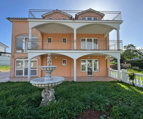 Amplia casa en venta con tres apartamentos cerca del mar en Croacia