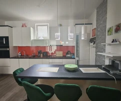Krk-sziget, Njivice - Nagy teraszos apartman, 150 m-re a tengertől!