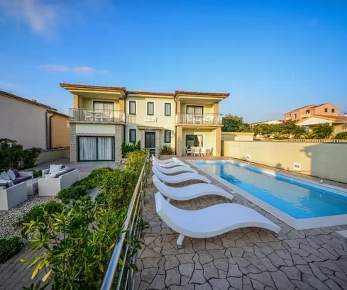 Villa de lujo con piscina! ¡Segunda fila al mar! Ubicación exclusiva