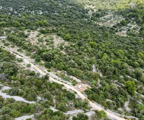 <p>Vinišće, terreno agricolo 4534 m², strada di accesso, 500 m dal mare</p>