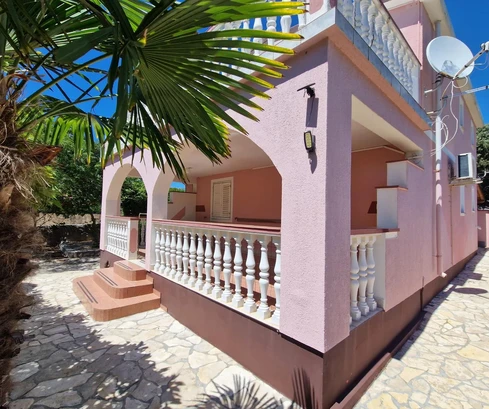 Isola di Vir - Casa indipendente con due appartamenti, vista mare e ampio giardino