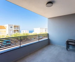 Makarska, attractive two-room apartment with spacious terrace, swimming pool, balconies and one