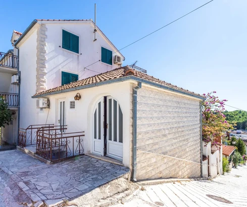 Casa indipendente in vendita a Milna sull'isola di Brač in Croazia