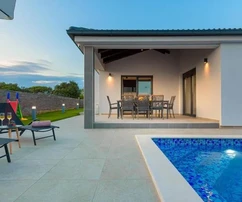 Isztria, Pula, Modern földszinti villa medencével a városközpont közelében