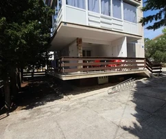 Appartement rez-de-chaussée élevé côté sud