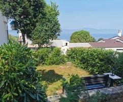 Dvojpodlažná vila, ostrov Krk, Njivice, s výhľadom na more a záhradou!