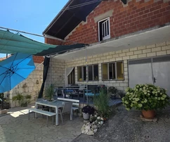 Marina, Vinišće, dve kamenné domy 353 m², prvý rad pri mori