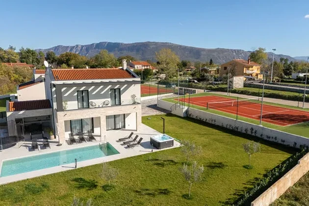 Istria, Labin: Casa moderna con piscina y pista de tenis