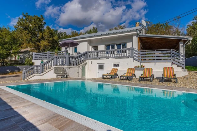 Casa independiente con piscina en venta en Vinodolska Općina, Croacia