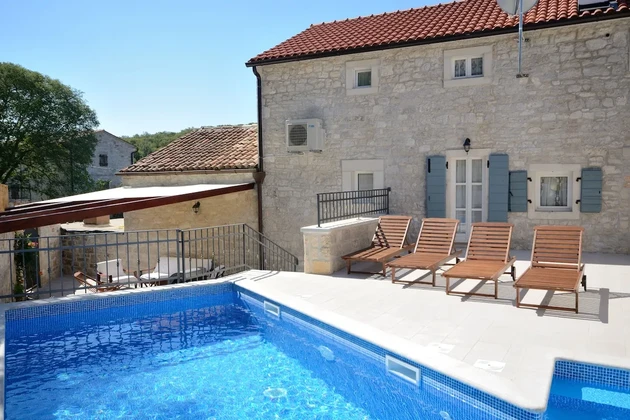 Istria, Rovinj: Stone villa with pool great potential