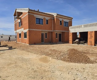 Propriété neuve avec piscine et garage