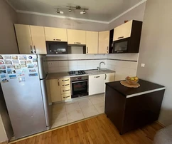 Čiovo, Okrug.G., due appartamenti di 121 m2 con un giardino di 397 m2, vicino al mare e alla spiaggia.