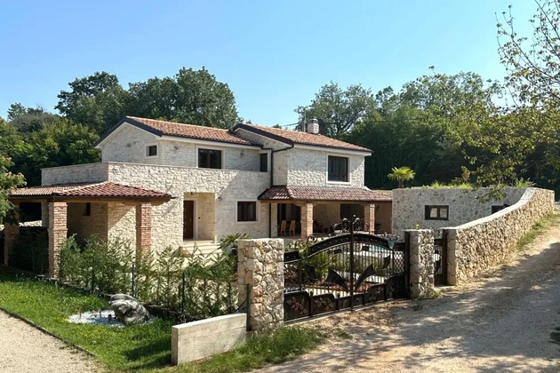 VILLA MEDITERRÁNEA DE PIEDRA CON PISCINA CLIMATIZADA Y JARDÍN, ¡A 1000 M DE LA PLAYA!